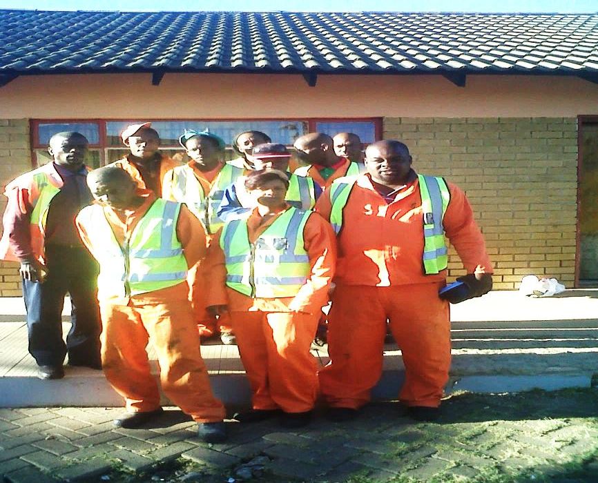 Mendi Environ team on site